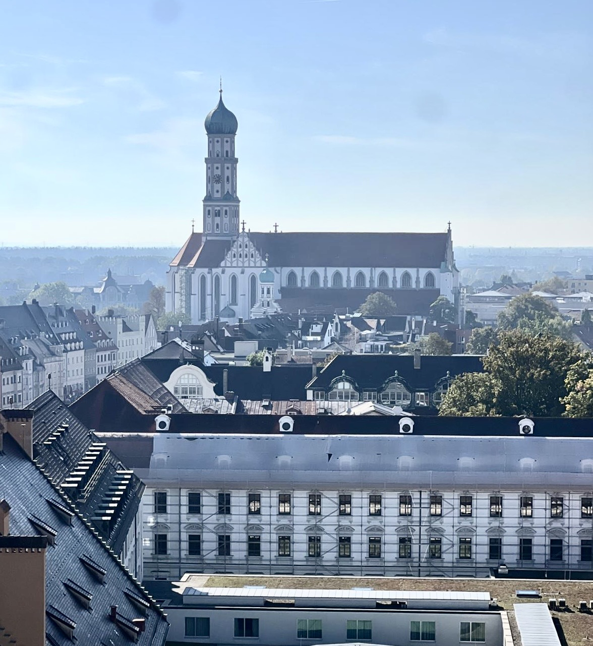 Blick über die Augsburger Altstadt mit der Basilika St. Ulrich und Afra
