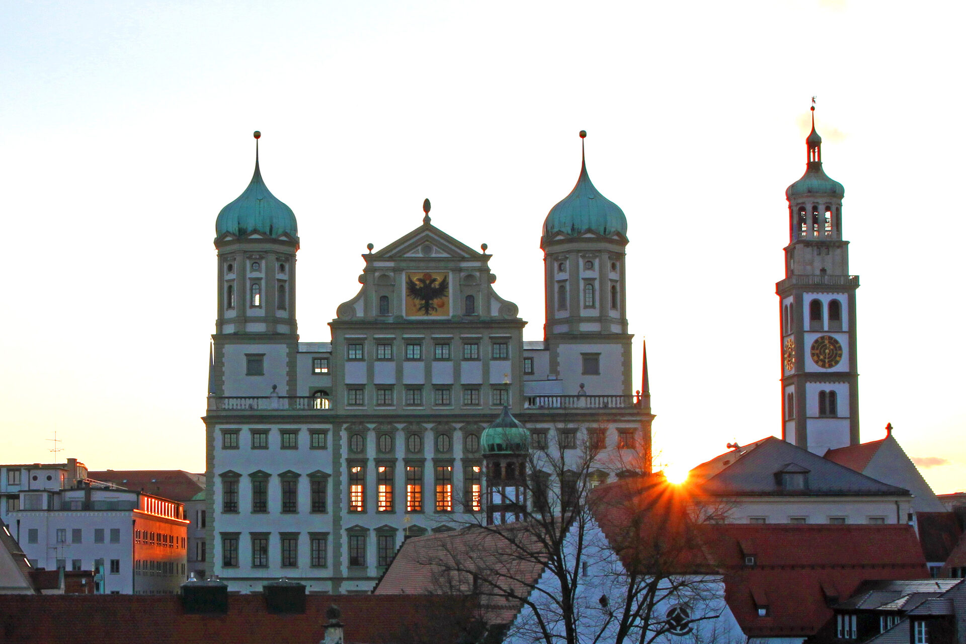 Rathaus und Perlachturm in Augsburg im goldenen Abendlicht