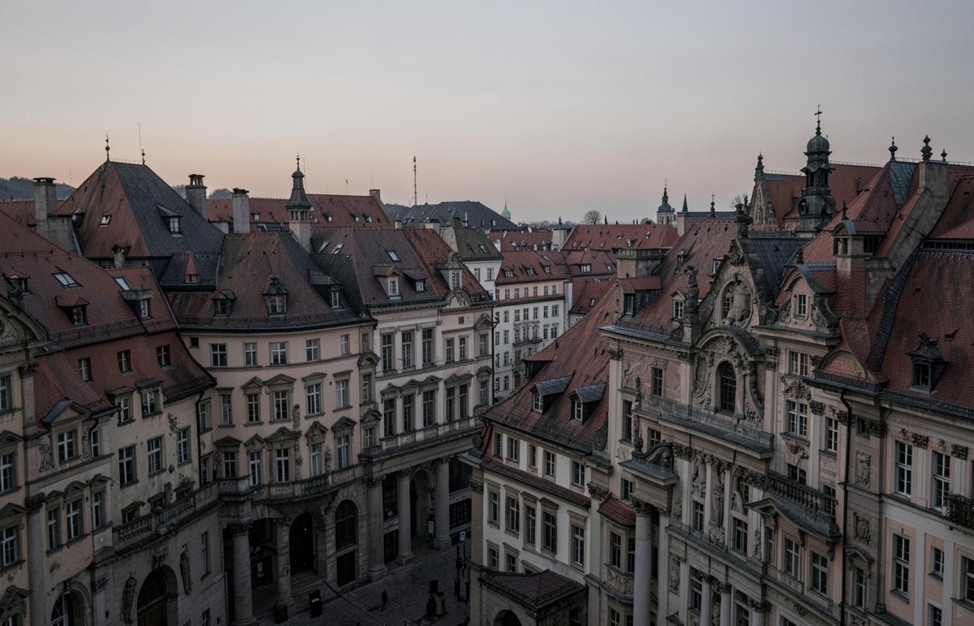 Dächer und Fassaden der Augsburger Altstadt in der Abenddämmerung