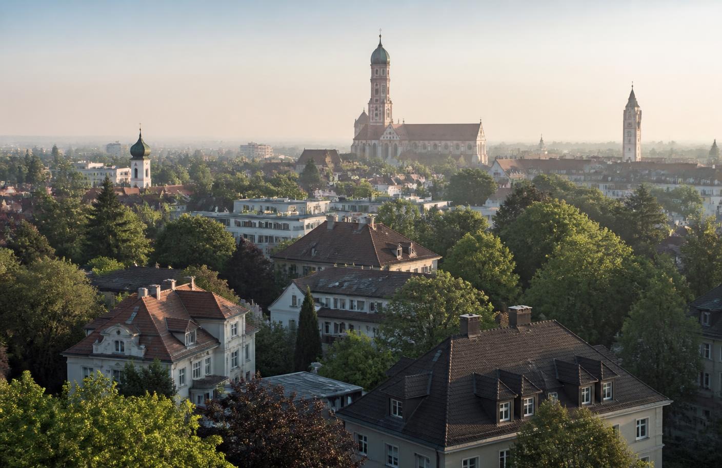 Blick über die Dächer Augsburgs mit Villenvierteln im weichen Morgenlicht