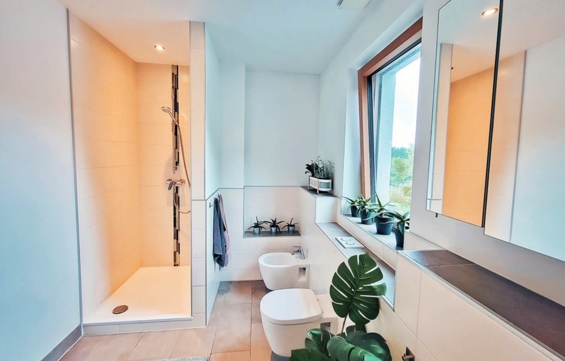 Masterbad mit Dusche, Badewanne und Bidet