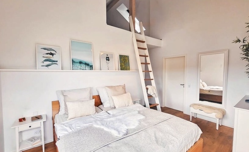 Helles Schlafzimmer mit Holzboden