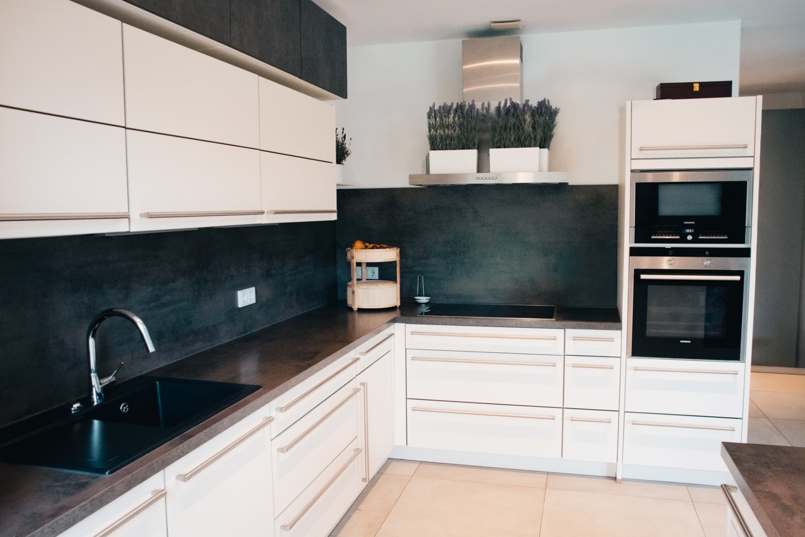 Moderne Küche mit hochwertigen Einbauten