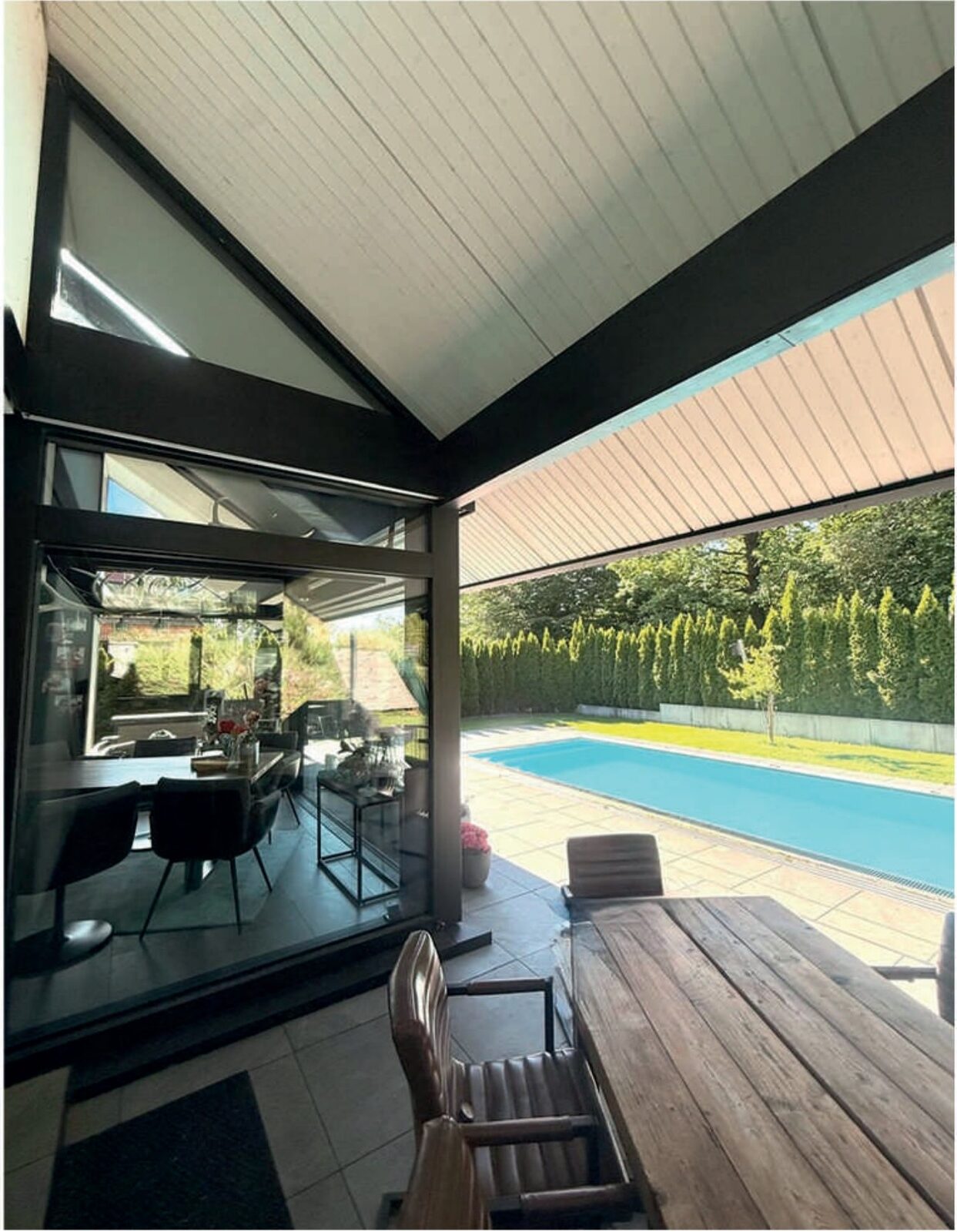 Überdachte Terrasse mit Blick auf den Pool