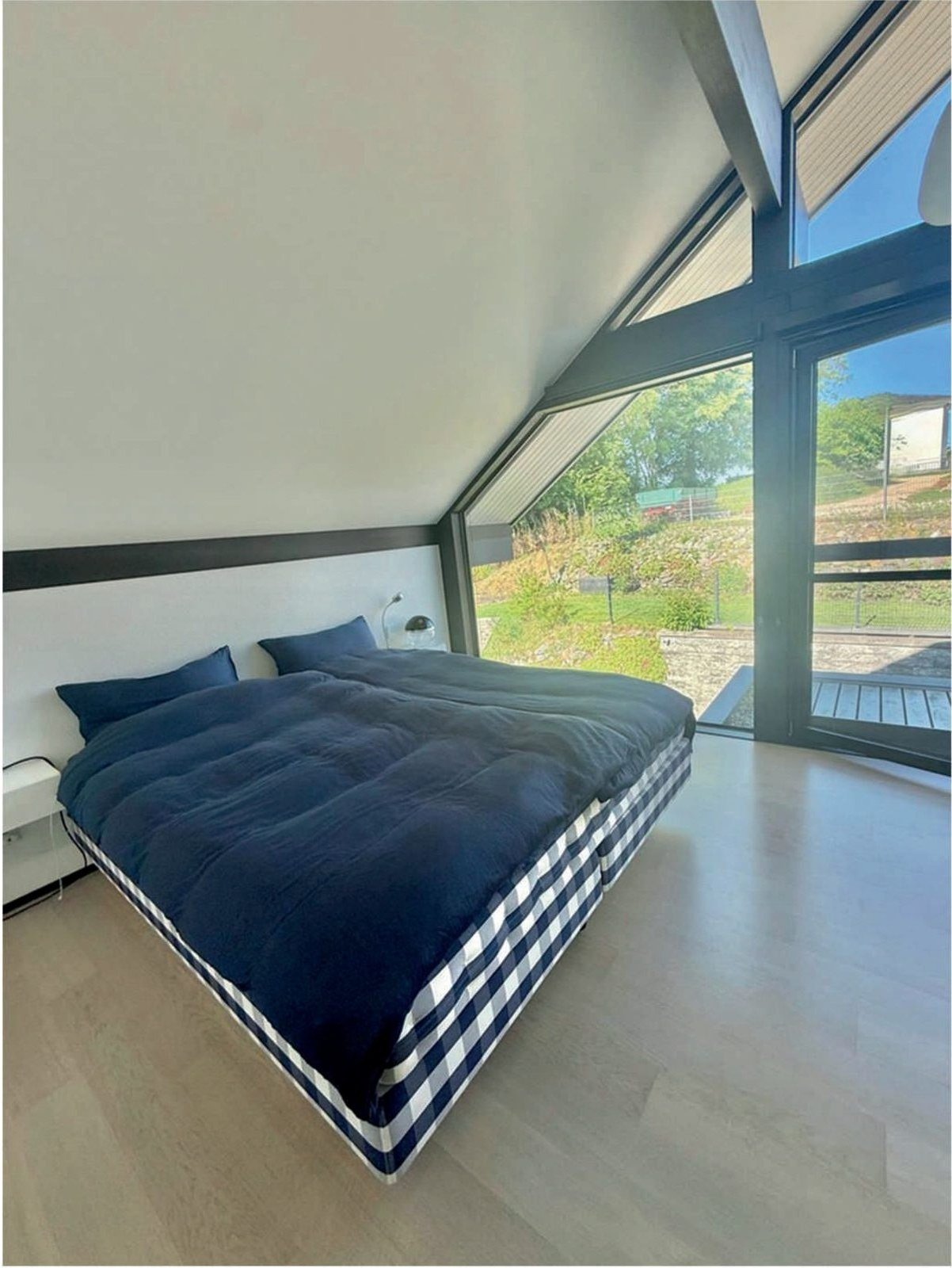 Schlafzimmer mit bodentiefen Fenstern
