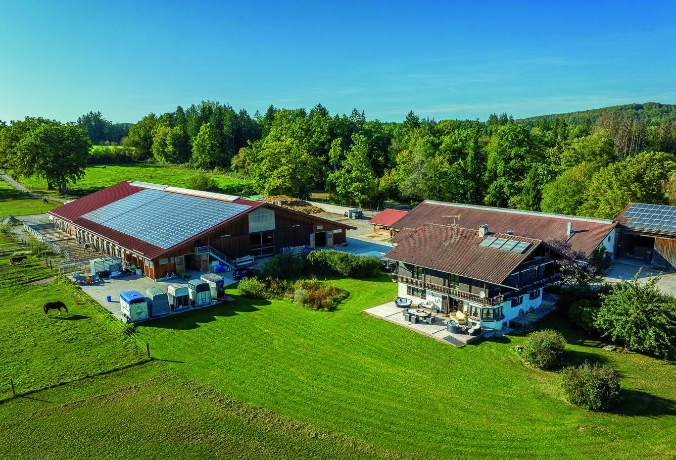 Luftaufnahme des Reiterhofs nahe Ammersee mit Wohnhaus und Stallungen