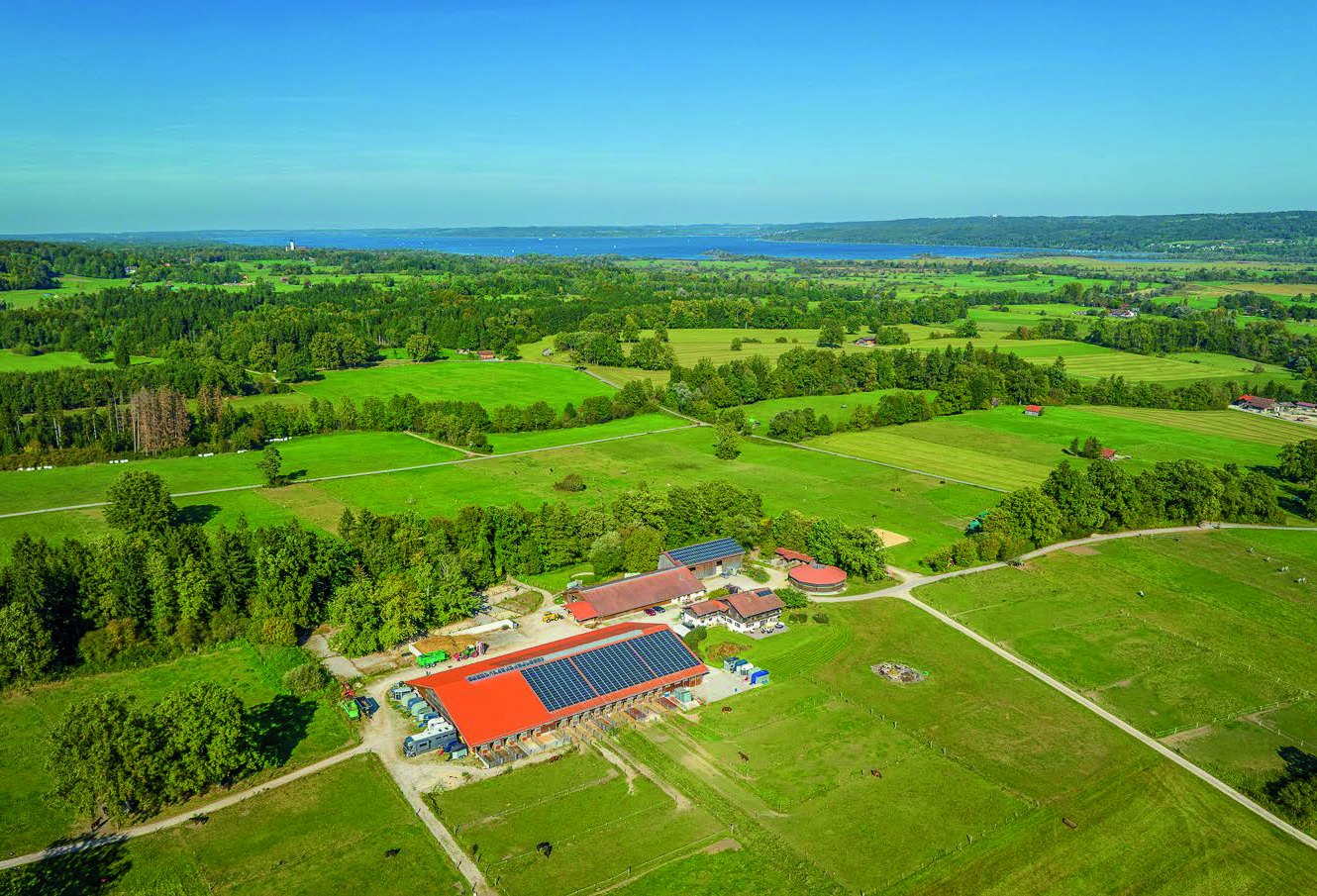 Luftaufnahme des Reiterhofs nahe Ammersee mit Alpenpanorama