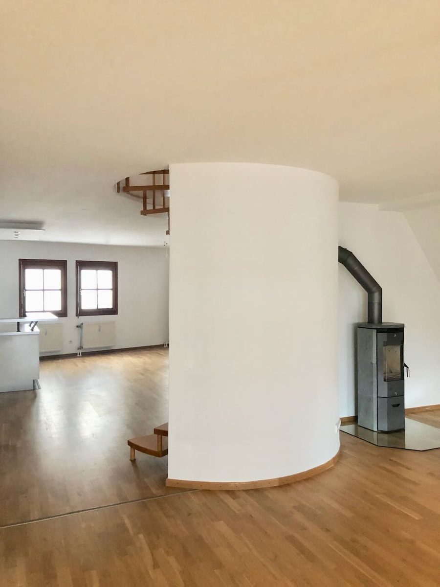 Wohnzimmer mit Parkett und Kaminofen